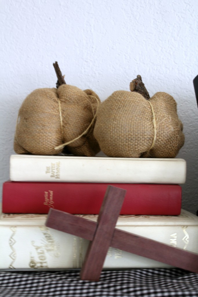 burlap-pumpkins