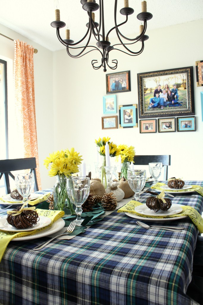 thanksgiving-tablescape-with-chandelier