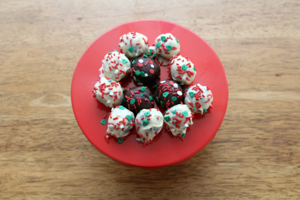 These oreo bon bons are addictive and so easy to make!