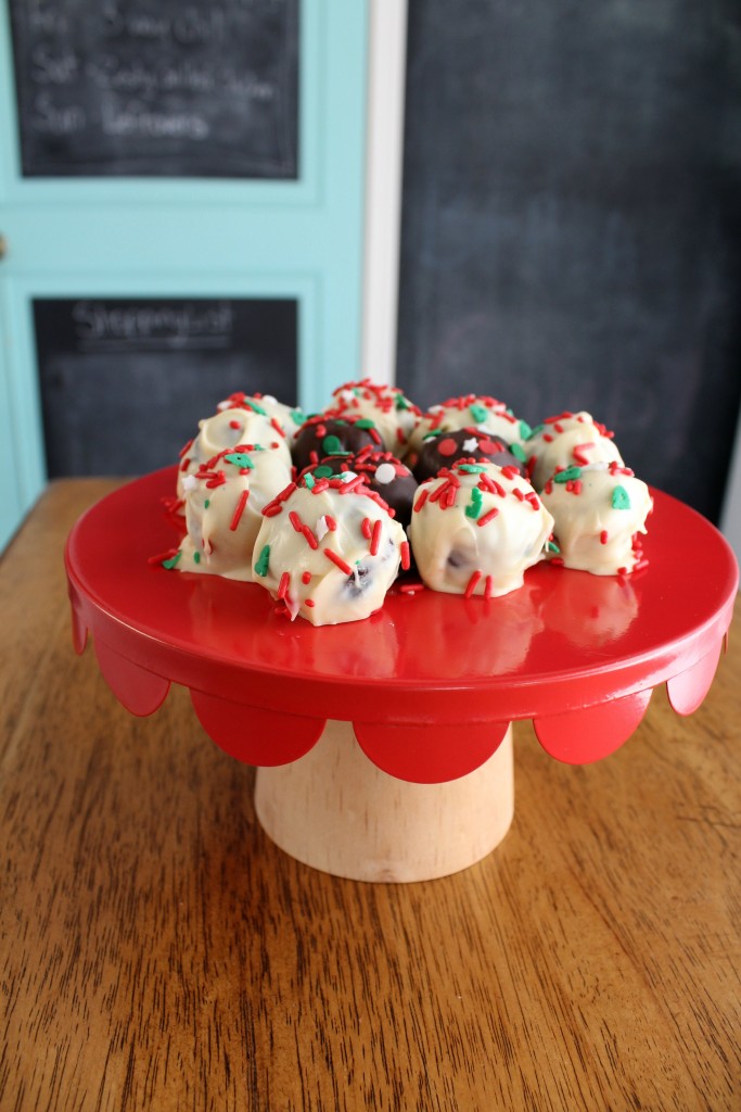 These oreo bon bons are addictive and so easy to make!