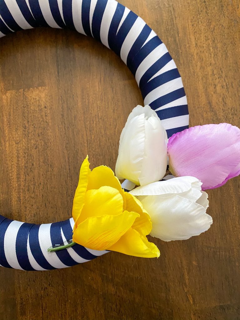 DIY Striped spring wreath 